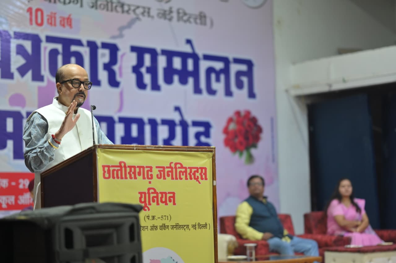 लोकतंत्र के चौथे स्तंभ को सुदृढ़ और विश्वसनीय बनाएं: राज्यपाल रमेन डेका