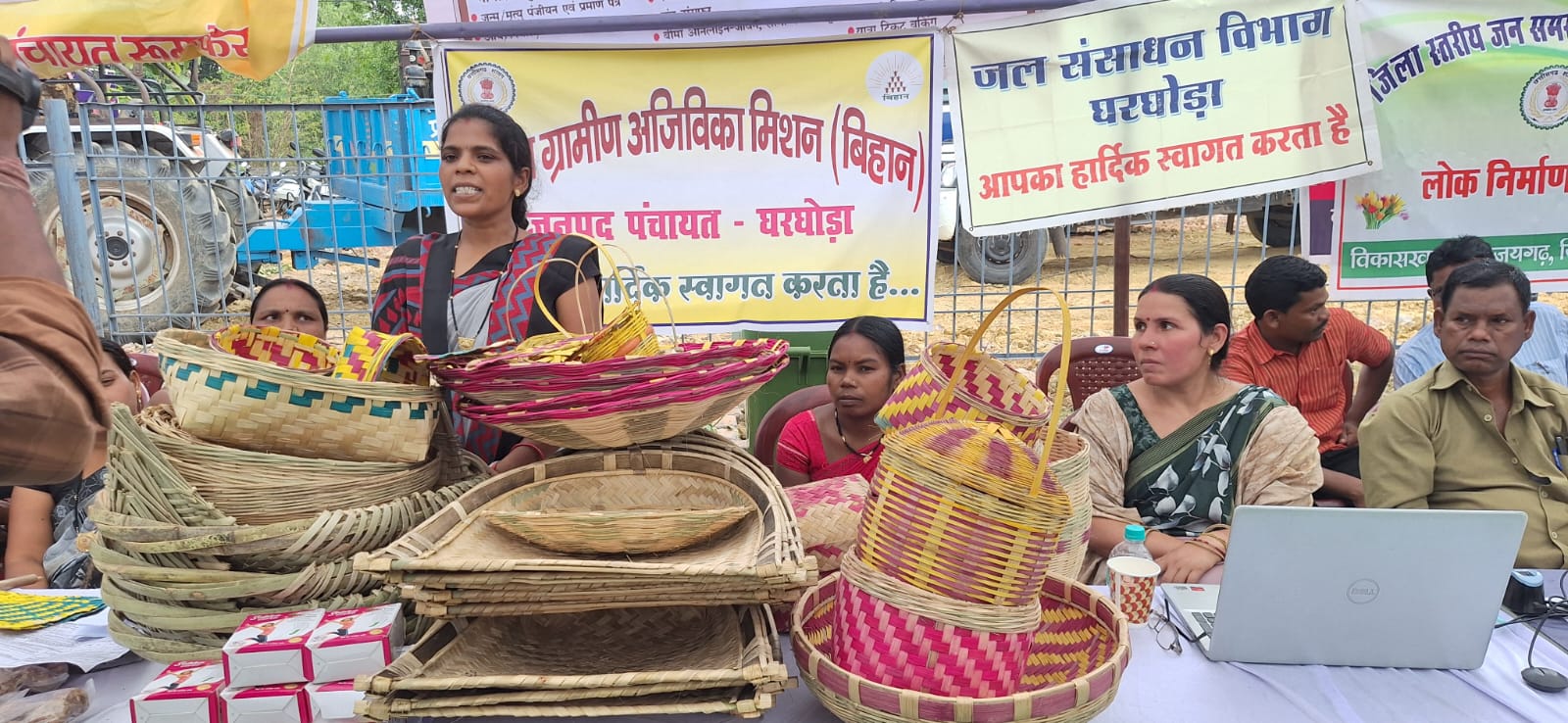 गृह उद्योग और हस्तशिल्प से बदल रही महिलाओं की जिंदगी