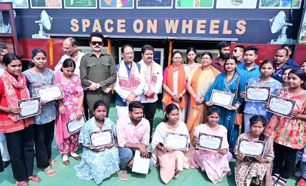मुख्यमंत्री साय ने किया “स्पेस ऑन व्हील्स” का अवलोकन, बच्चों की सराहना