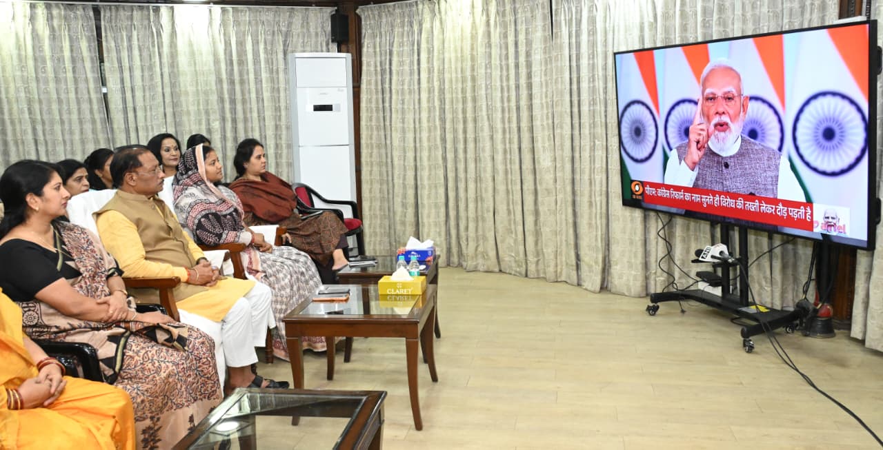 महिला जनप्रतिनिधियों के साथ मुख्यमंत्री साय ने सुना पीएम मोदी का संबोधन