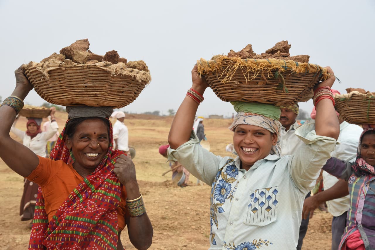 महिला श्रमिकों की बदलती तस्वीर: सुरक्षा, सम्मान और स्वावलंबन की नई पहचान