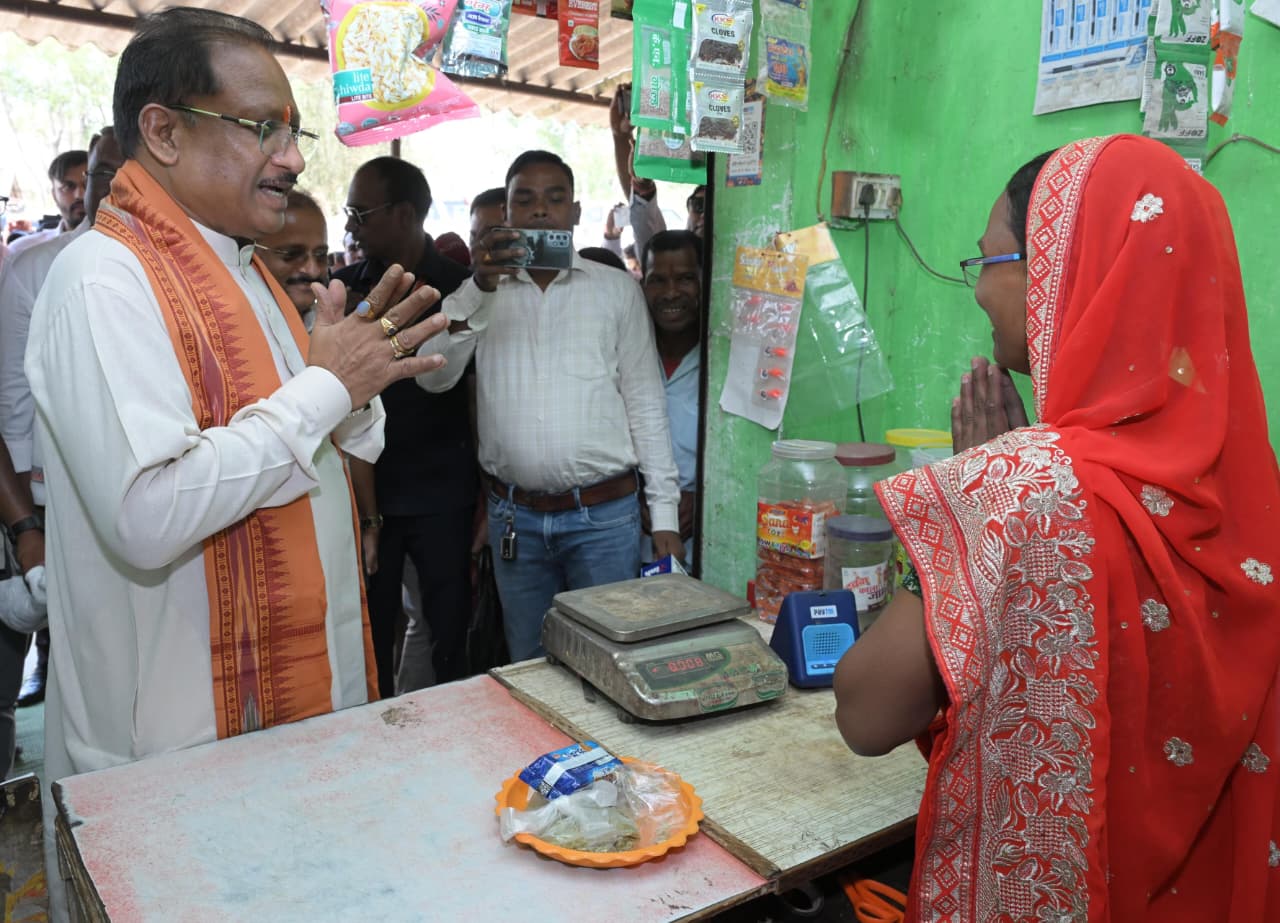 CM साय बोले—‘करोड़पति दीदी बनेंगी’, सुमिला की मेहनत की तारीफ