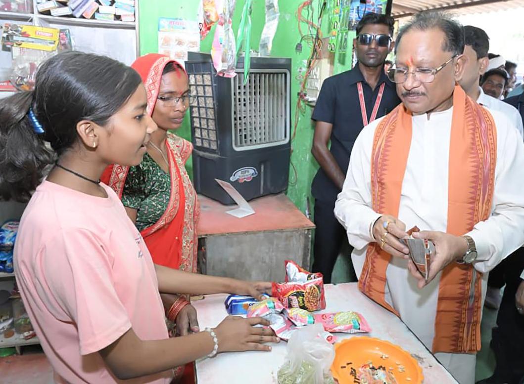 सुशासन तिहार में CM साय पहुंचे ‘लखपति दीदी’ की दुकान, किया आत्मीय संवाद