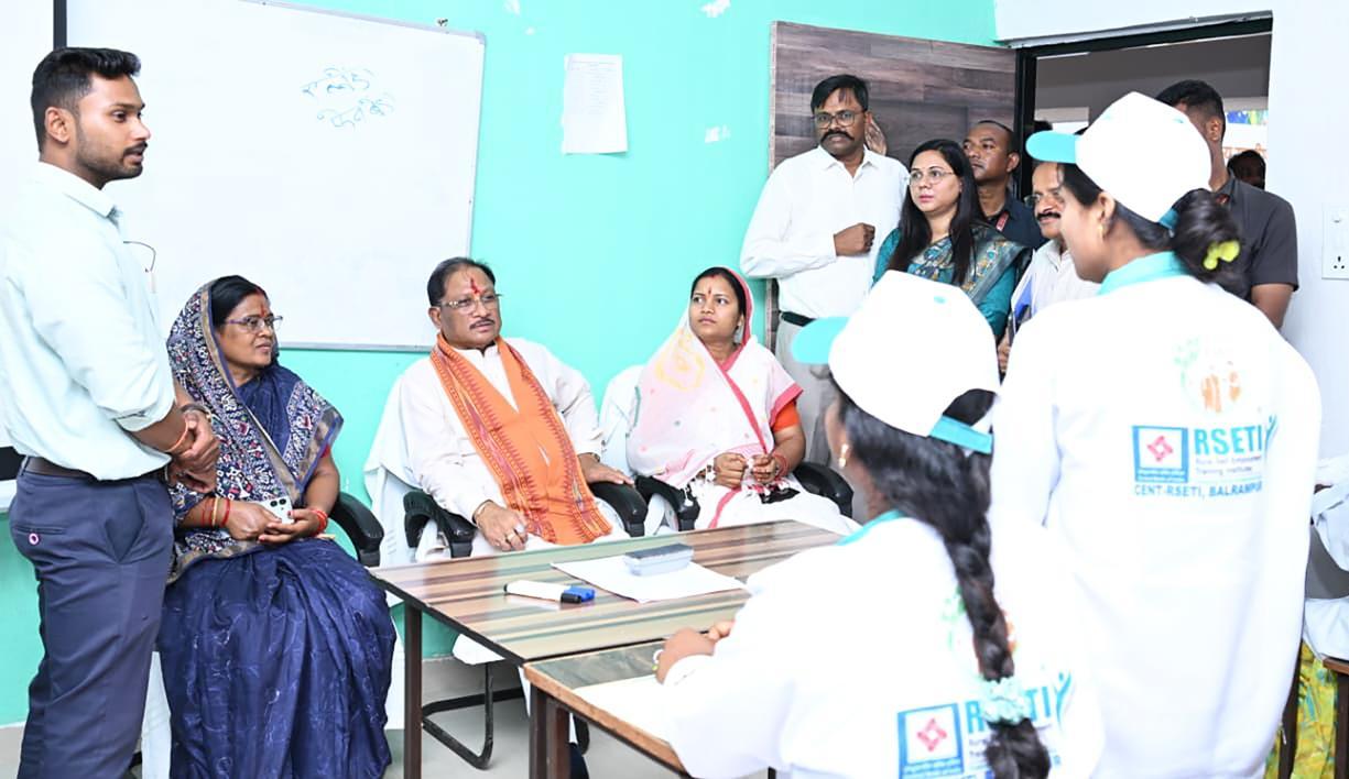 ‘पशु सखियों’ से संवाद: मुख्यमंत्री ने बढ़ाया आत्मनिर्भरता का हौसला