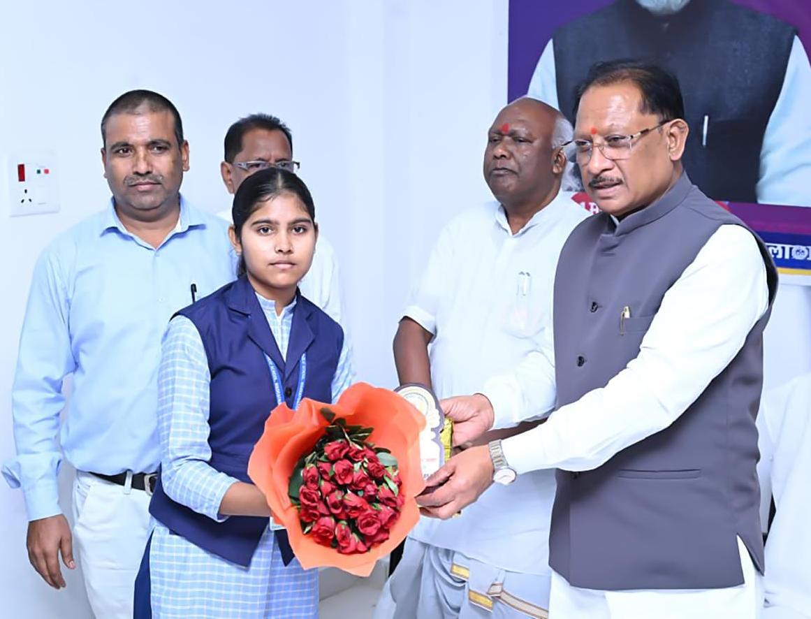 सपनों को लक्ष्य में बदलने की सीख: मुख्यमंत्री श्री साय ने मेधावी छात्रों को किया सम्मानित
