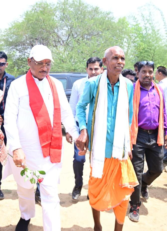 ग्रामीण के निमंत्रण पर मुख्यमंत्री पहुंचे घर, कराया भावपूर्ण गृह प्रवेश