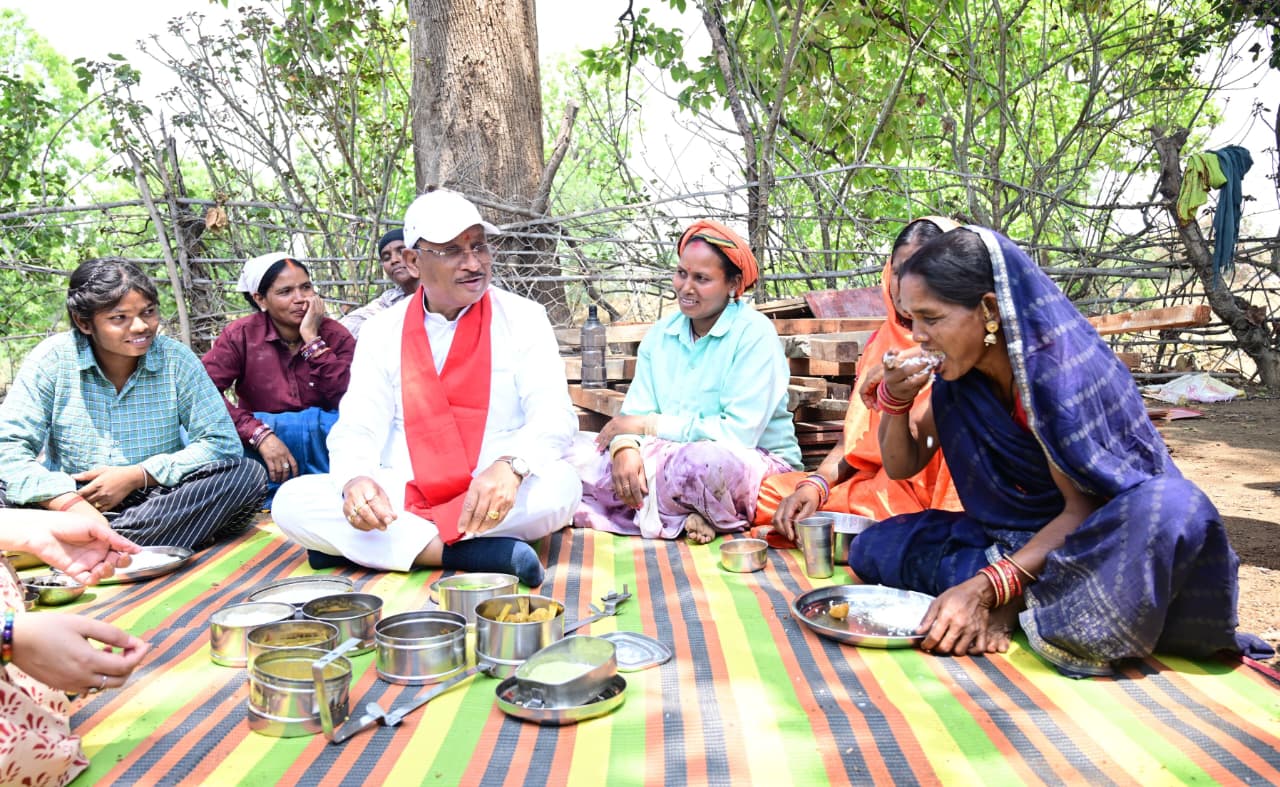 श्रमिकों संग जमीन पर बैठे मुख्यमंत्री: बोरे बासी-आमा चटनी के साथ किया आत्मीय भोजन