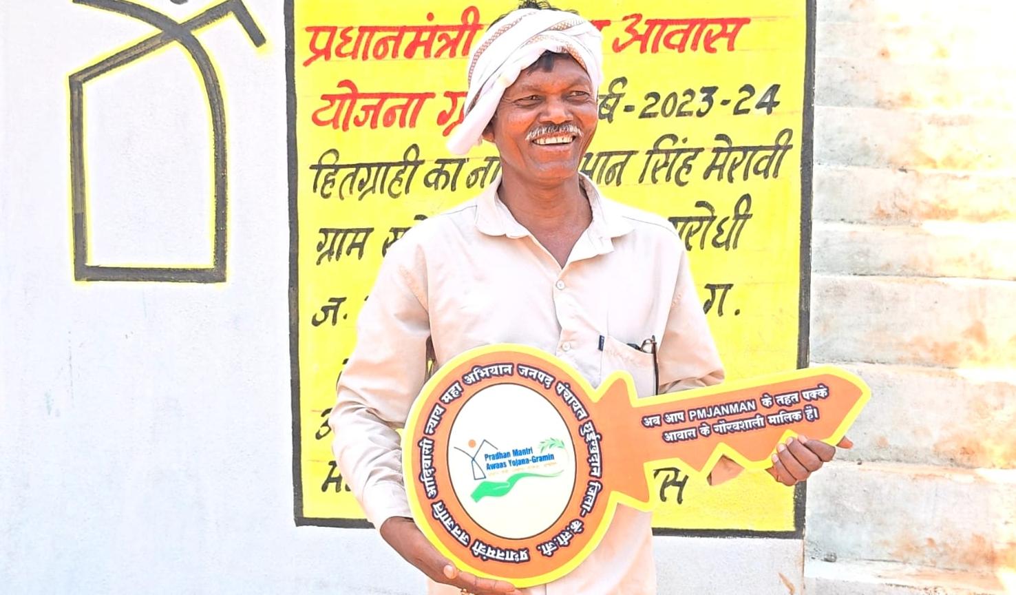 सम्मान और विश्वास का प्रतीक बना नया घर, सीएम ने दी चाबी