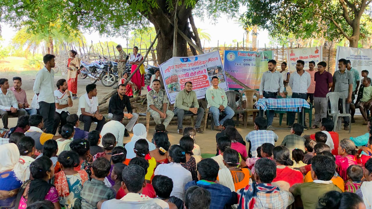 मोटरसाइकिल पर सवार होकर कलेक्टर-एसपी पहुंचे सुदूर गांवों तक