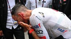 Yates loses nearly 14 minutes after 30-rider Giro crash
