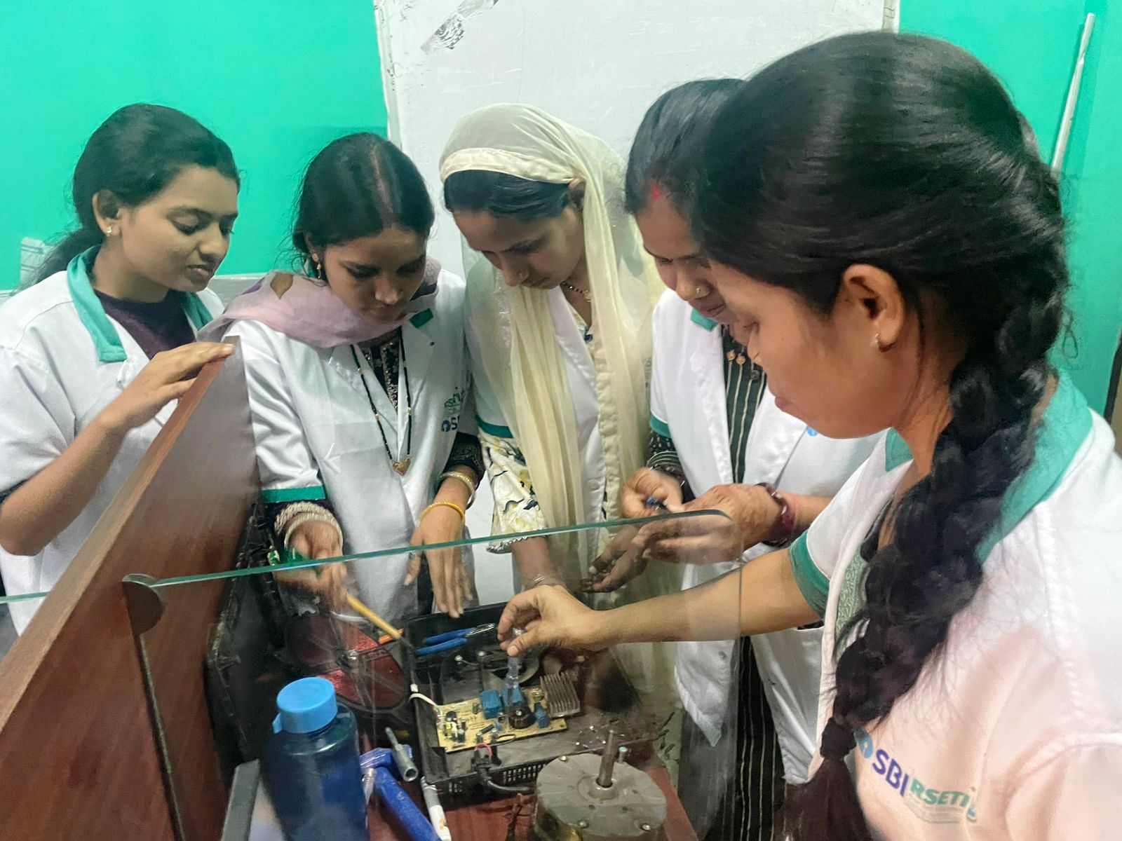 तकनीकी प्रशिक्षण से ग्रामीण महिलाओं का आत्मविश्वास बढ़ा