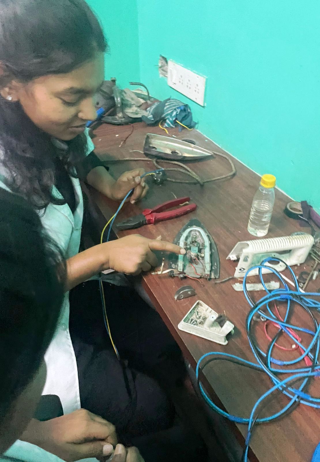 महिलाओं ने इलेक्ट्रिशियन बनकर तोड़ी परंपरागत बाधाएं