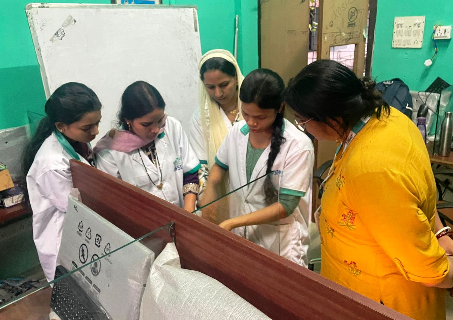 महिलाओं ने इलेक्ट्रिशियन बनकर तोड़ी परंपरागत बाधाएं