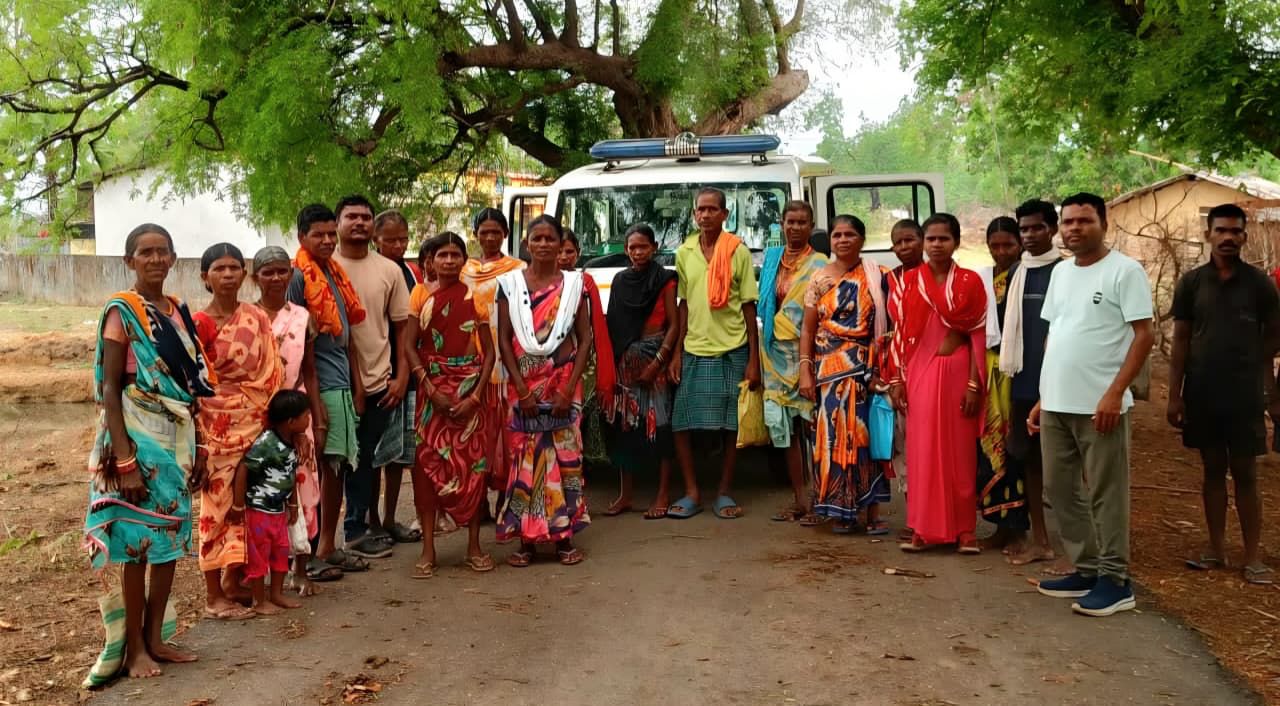 एम्बुलेंस से गांव तक पहुंचाए गए मरीज, संवेदनशील व्यवस्था की सराहना