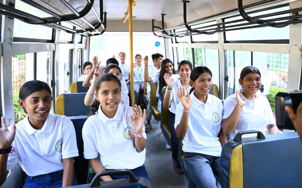 शिक्षा और खेल का संगम: मेधावी छात्रों को मिला आईपीएल देखने का अवसर