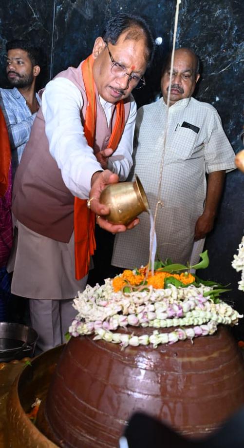 मुख्यमंत्री विष्णुदेव साय ने महादेव घाट में की पूजा, राज्य की समृद्धि की कामना