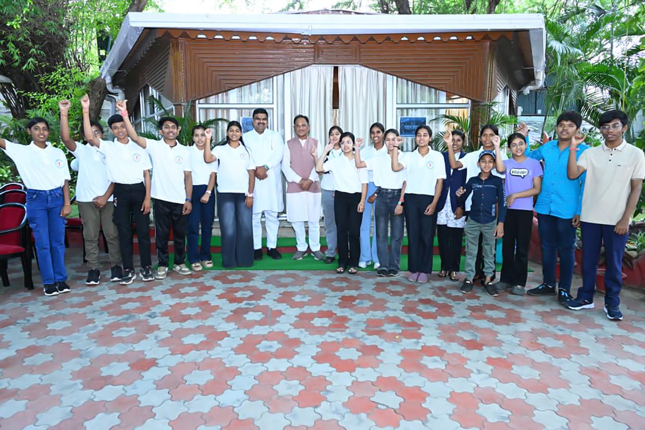 मुख्यमंत्री निवास में विद्यार्थियों के साथ प्रेरणादायी संवाद, उज्ज्वल भविष्य की कामना