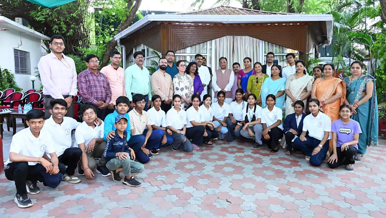 मुख्यमंत्री निवास में विद्यार्थियों के साथ प्रेरणादायी संवाद, उज्ज्वल भविष्य की कामना