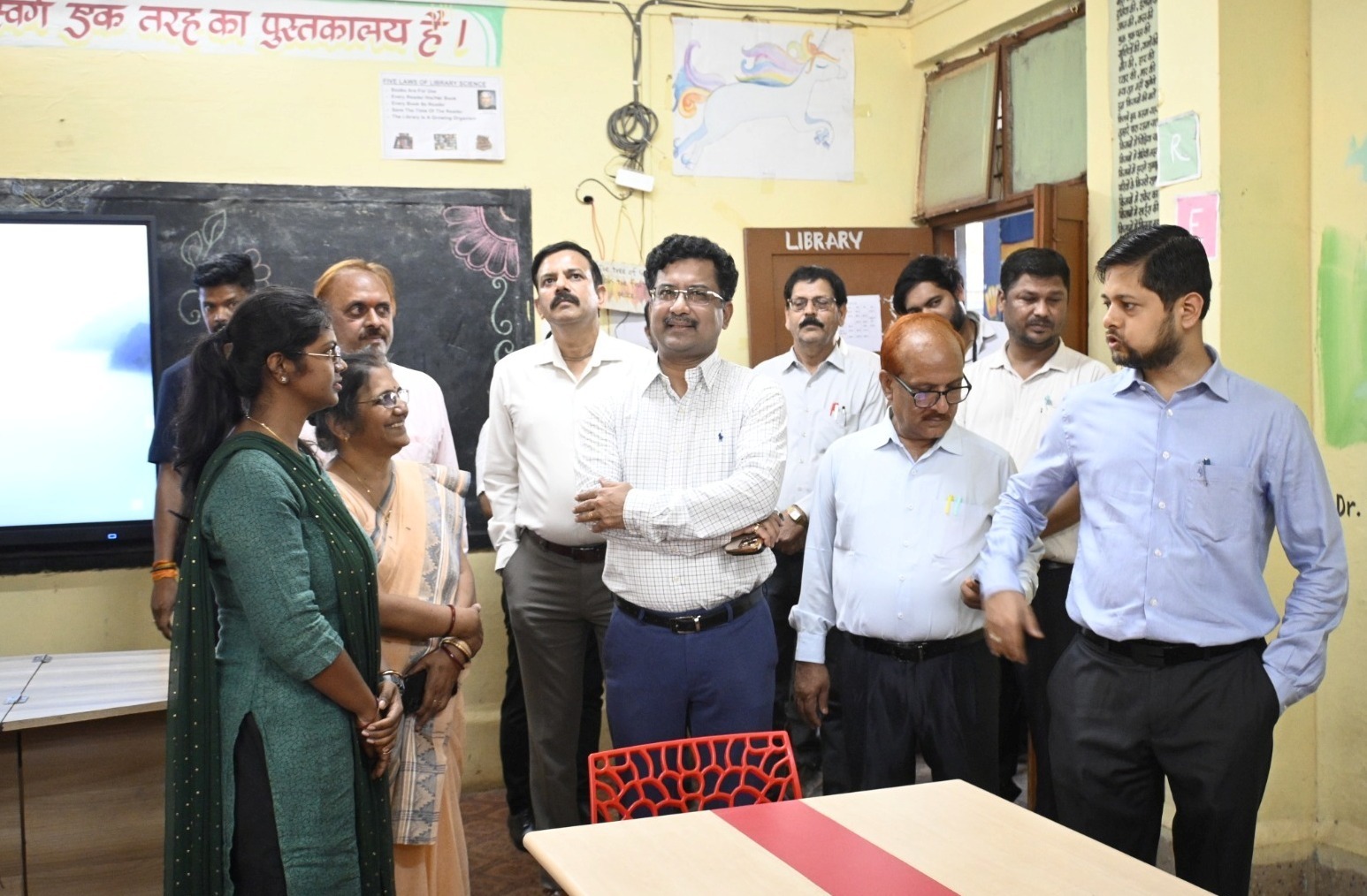 विद्यार्थियों के बीच पहुंचे अधिकारी, पढ़ाई और करियर पर हुई चर्चा