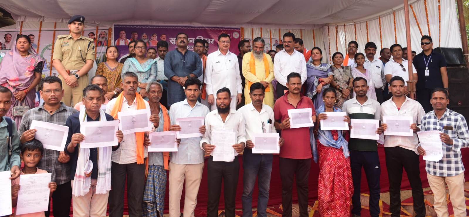 शिविर में प्रमाण पत्र, आवास और योजनाओं का वितरण