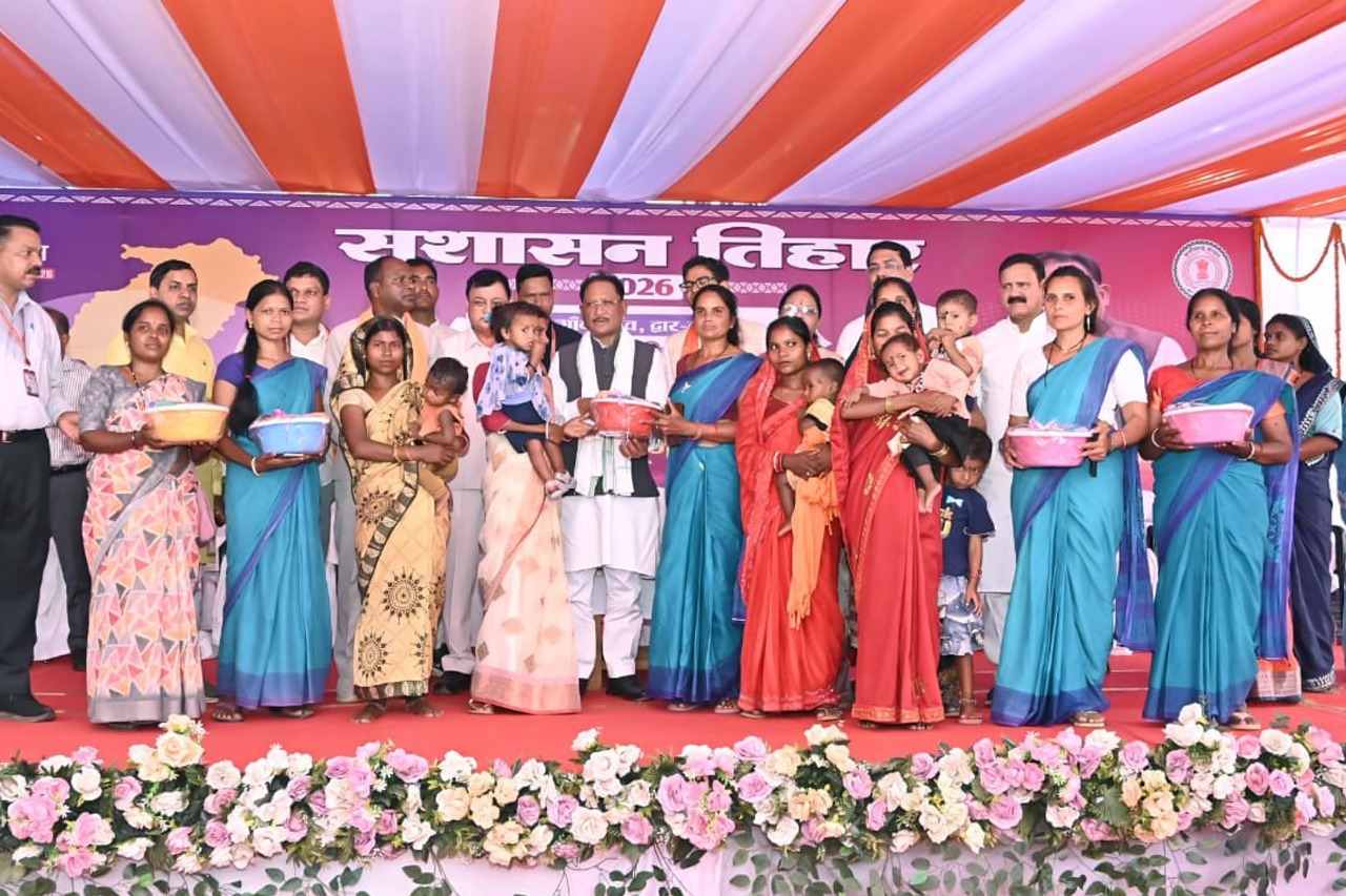 ग्रामीणों के बीच पहुंचे मुख्यमंत्री, विकास कार्यों की कई घोषणाएं
