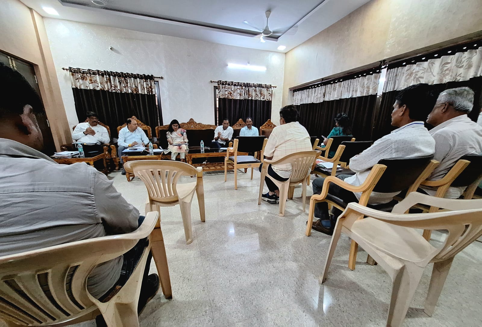विकास कार्यों में तेजी लाने के लिए अधिकारियों और ठेकेदारों को सख्त निर्देश