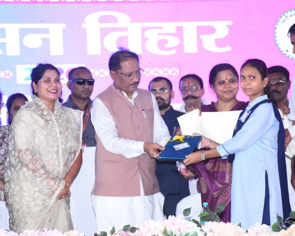 शिक्षा से बदल रही तस्वीर, ग्रामीण छात्रा ने किया प्रदेश का नाम रोशन