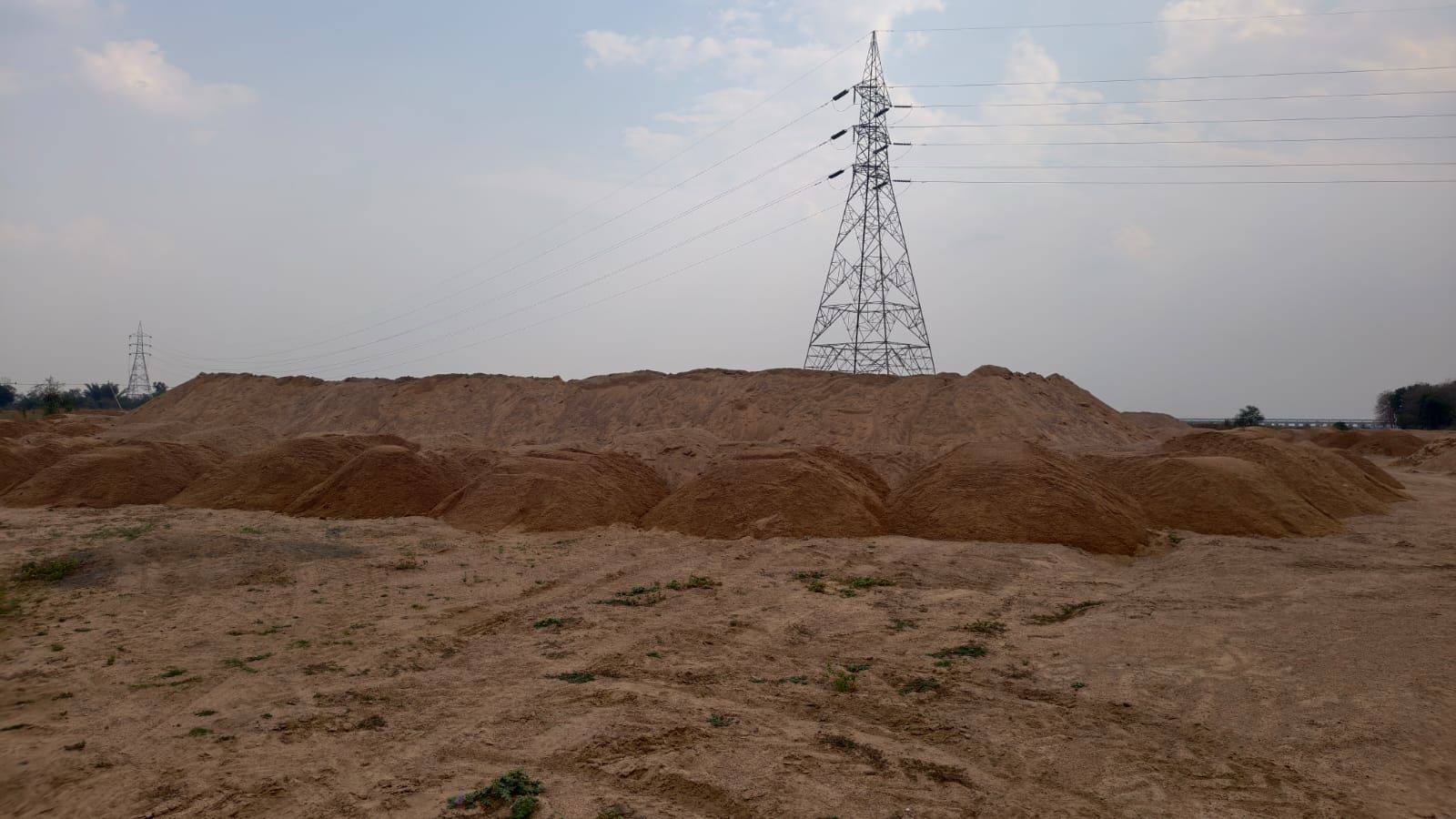 ड्रोन निगरानी से पकड़ा गया अवैध रेत भंडारण, 1740 घनमीटर जब्त