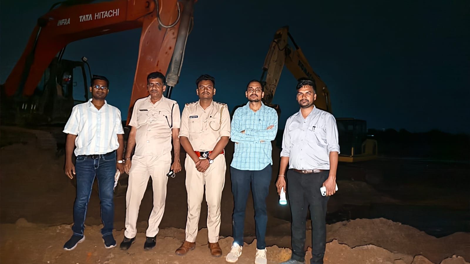रात में चल रहा था अवैध उत्खनन, टीम पहुंचते ही भागे ऑपरेटर