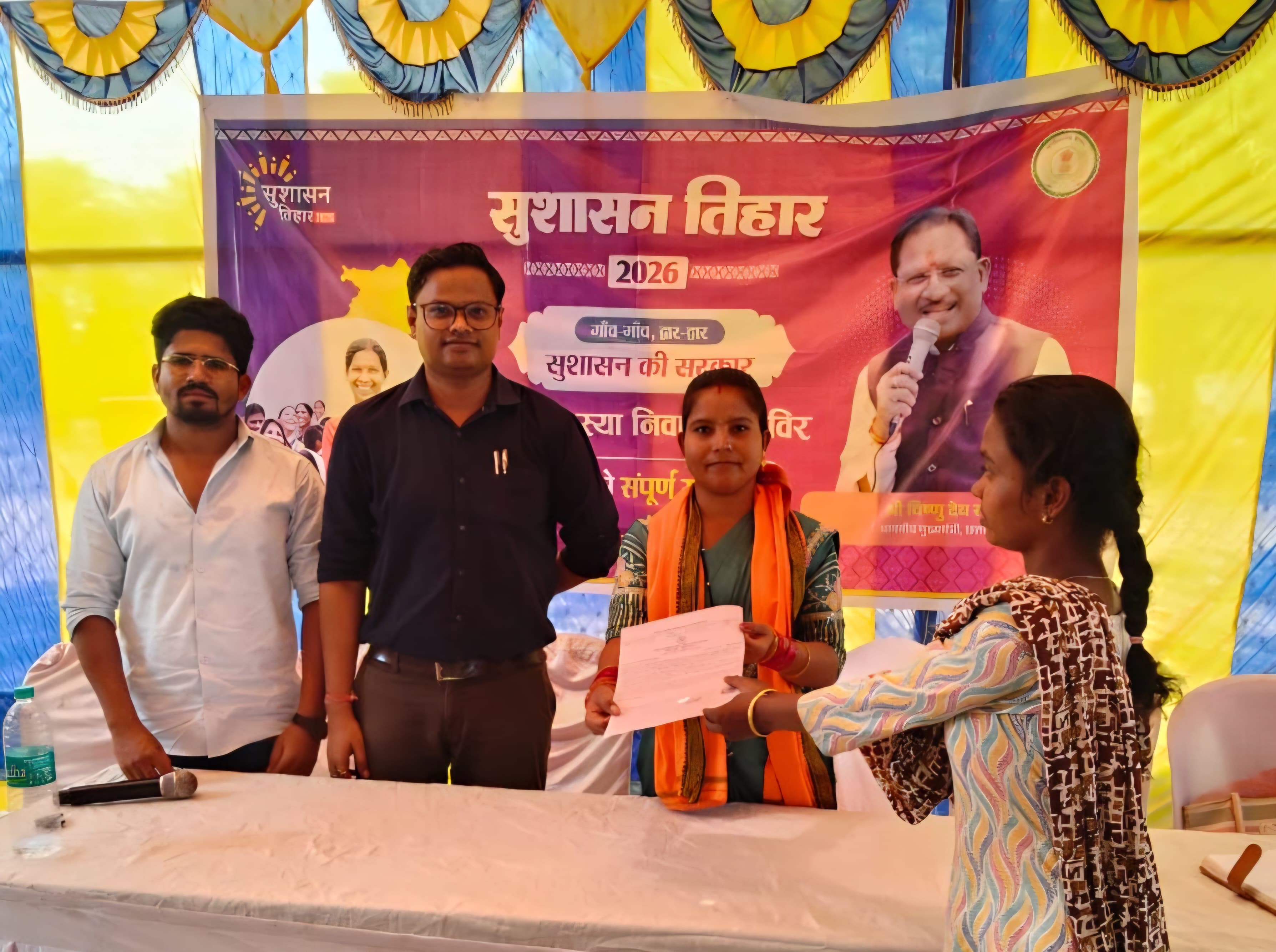 झापरा शिविर में त्वरित निराकरण, प्रमाण पत्र पाकर खुश हुए हितग्राही