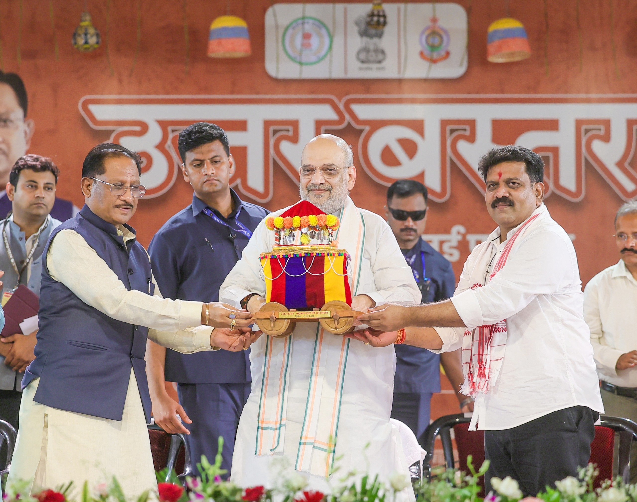 विकास कार्यों में तेजी लाने और गुणवत्ता सुनिश्चित करने पर जोर