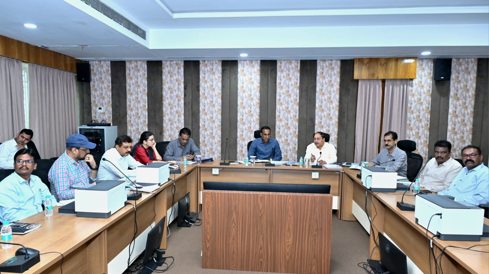 कचना रेलवे ओवरब्रिज समेत कई परियोजनाओं की प्रगति की समीक्षा