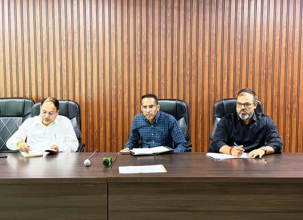 खराब सड़कों के पैचवर्क और नए प्रस्ताव तैयार करने पर जोर