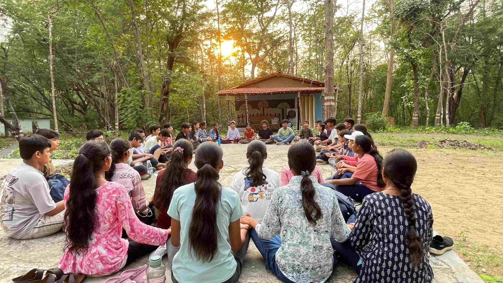 किताबी ज्ञान से बाहर प्रकृति के बीच सीखने का मिला अवसर