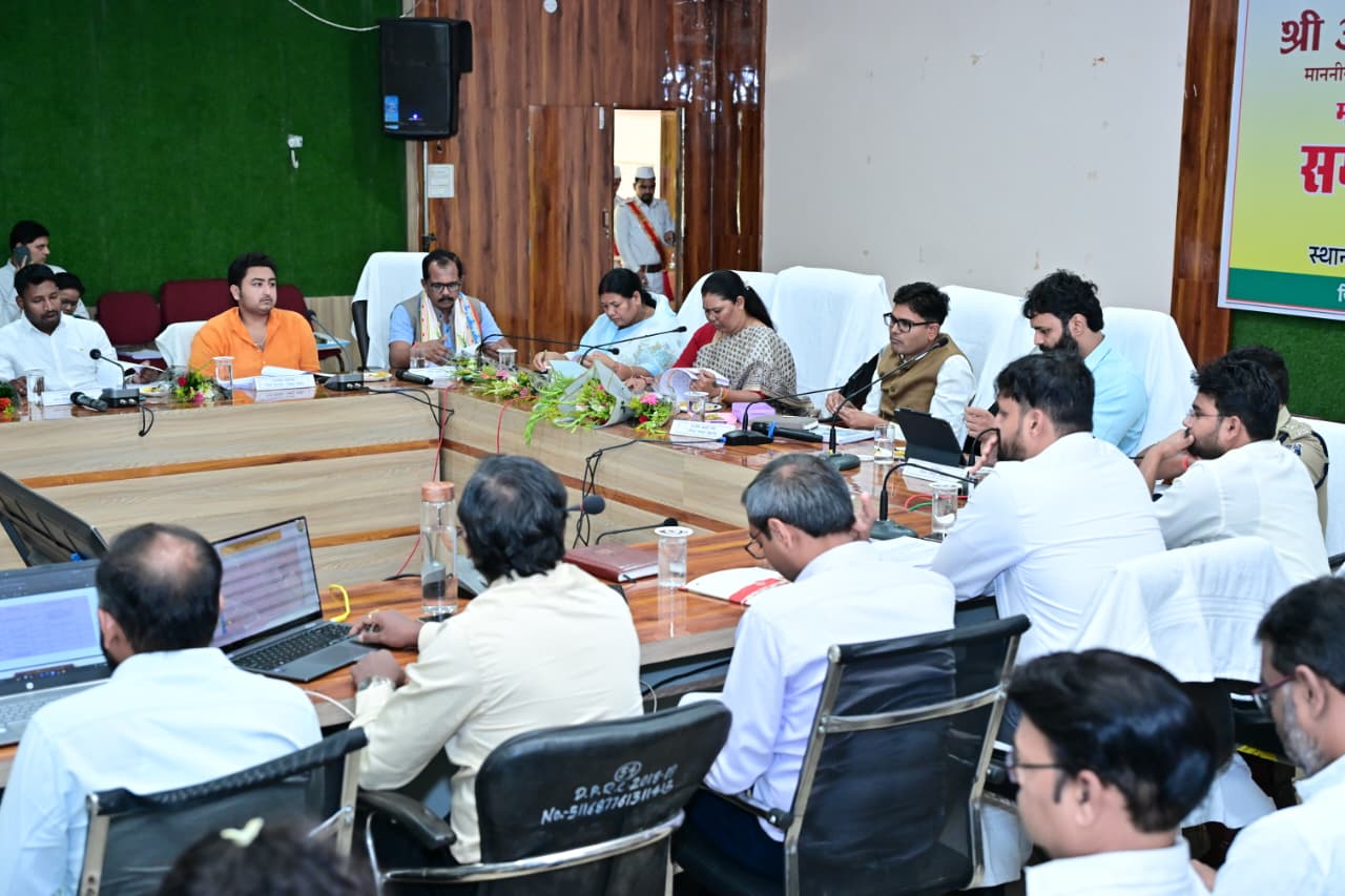 जशपुर में विकास परियोजनाओं की प्रगति की समीक्षा, तेजी लाने के निर्देश