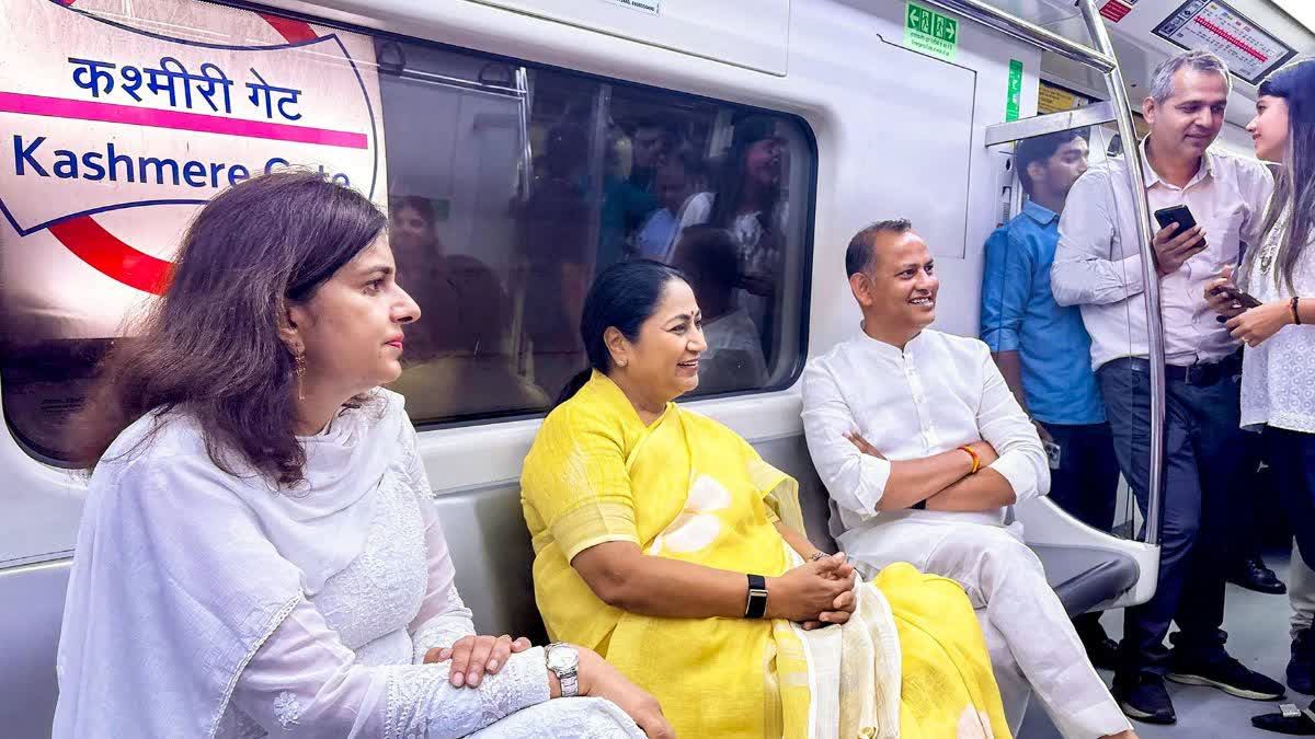 दिल्ली CM रेखा गुप्ता का अनोखा सफर, जनता के बीच मेट्रो में पहुंचीं