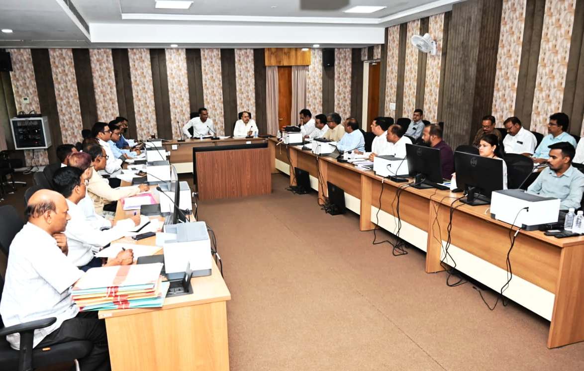 सड़क निर्माण में अब साथ बनेगी नाली, पाइपलाइन और केबल व्यवस्था – सचिव के निर्देश