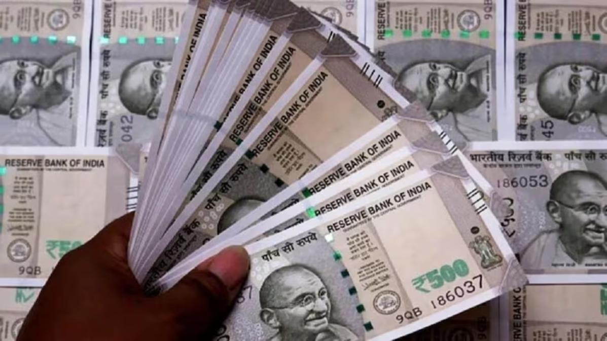ट्रेन में मिले नोटों के ढेर ने उड़ाए अधिकारियों के होश, 1.22 करोड़ जब्त