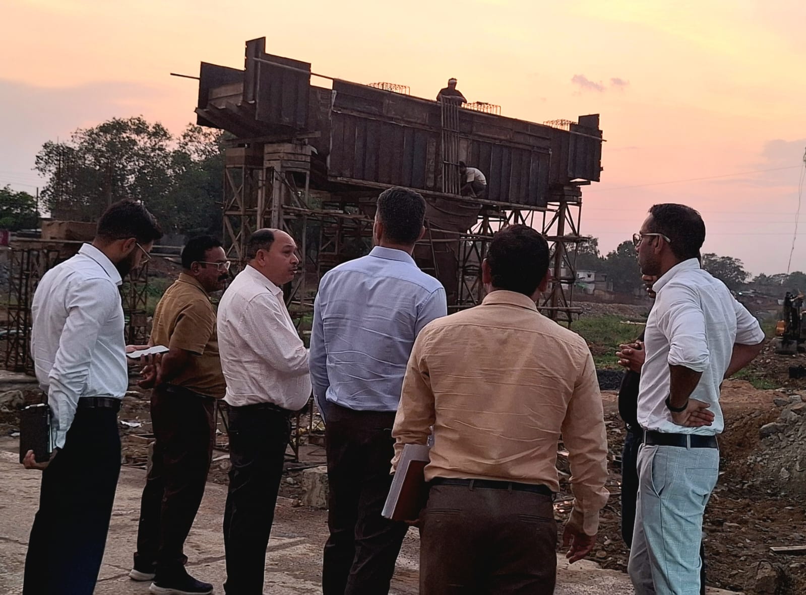 मेडिकल कॉलेज, स्पोर्ट्स कॉम्प्लेक्स सहित कई भवनों की समीक्षा