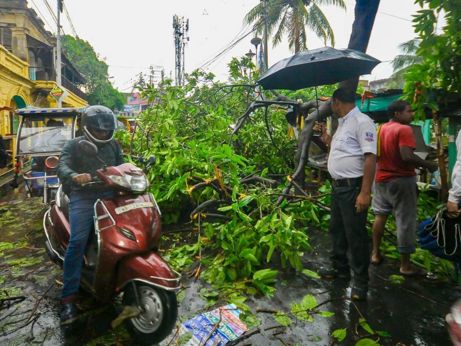 बंगाल में तेज हवाओं और बिजली ने मचाई तबाही, 7 लोगों की मौत