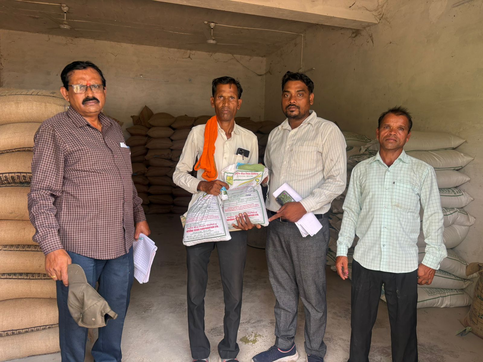 खाद की कालाबाजारी पर शिकंजा, निरीक्षण में सामने आई गड़बड़ियां