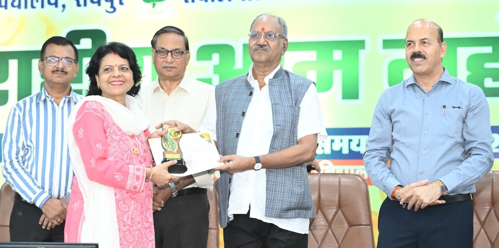 आम की देशी-विदेशी किस्मों का प्रदर्शन, प्रतियोगिताओं में प्रतिभागियों का उत्साह
