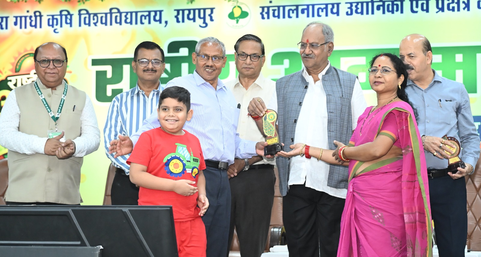 आम की देशी-विदेशी किस्मों का प्रदर्शन, प्रतियोगिताओं में प्रतिभागियों का उत्साह