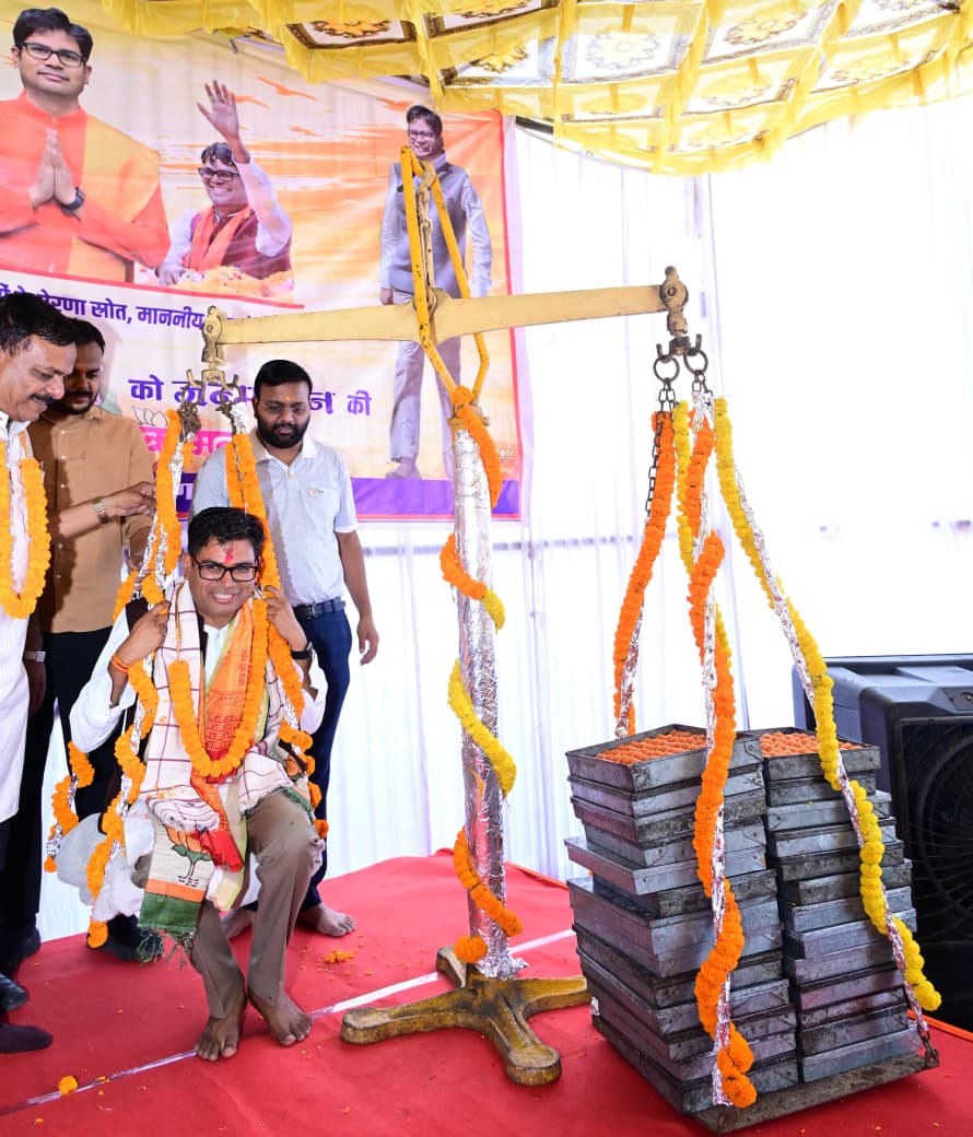 जन्मदिवस पर फलों और लड्डुओं से तौले गए वित्त मंत्री ओपी चौधरी