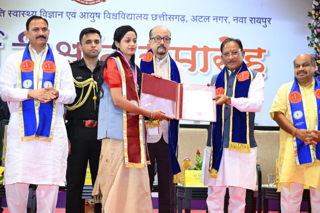 दीक्षांत समारोह में स्वर्ण पदक से सम्मानित हुए मेधावी विद्यार्थी
