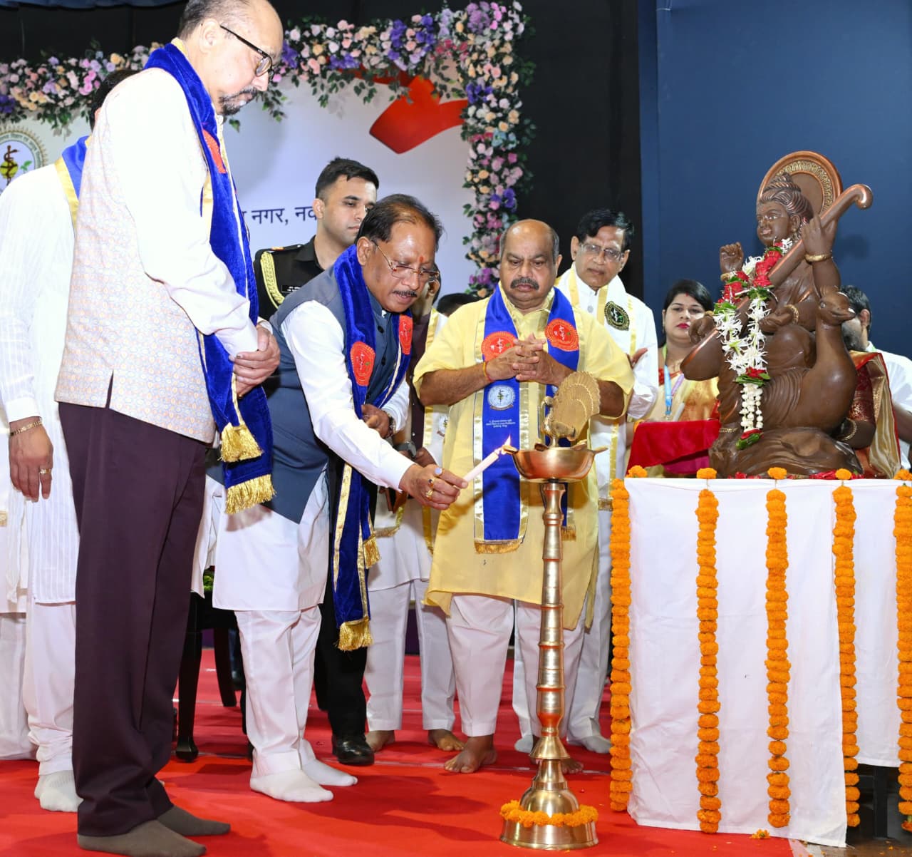 दीक्षांत समारोह में स्वर्ण पदक से सम्मानित हुए मेधावी विद्यार्थी