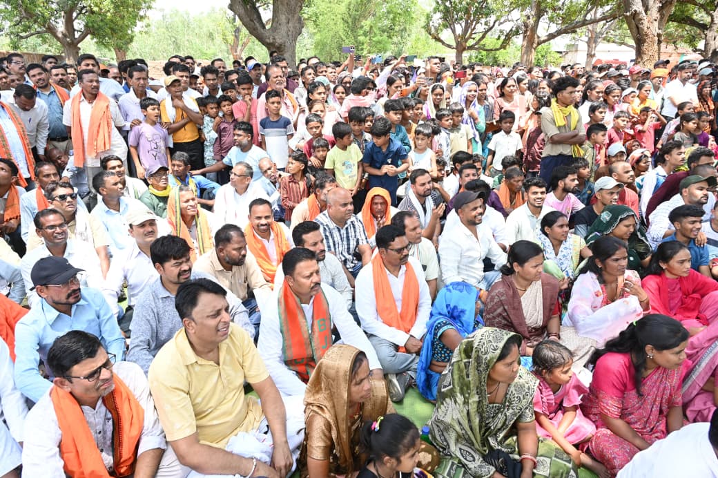 ग्रामीणों के बीच बैठकर लिया फीडबैक, सीएम साय का जमीनी जुड़ाव