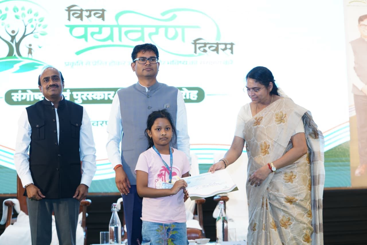 युवाओं ने चित्रों से दिया जलवायु संरक्षण का संदेश, मंत्री ने किया सम्मानित