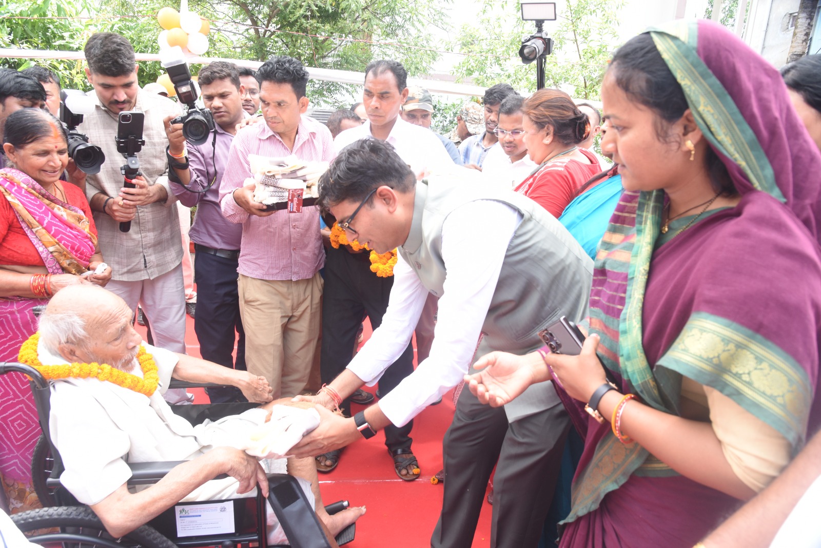 बुजुर्गों के लिए सम्मानजनक जीवन की पहल, अंबिकापुर में ‘सियान गुड़ी’ शुरू
