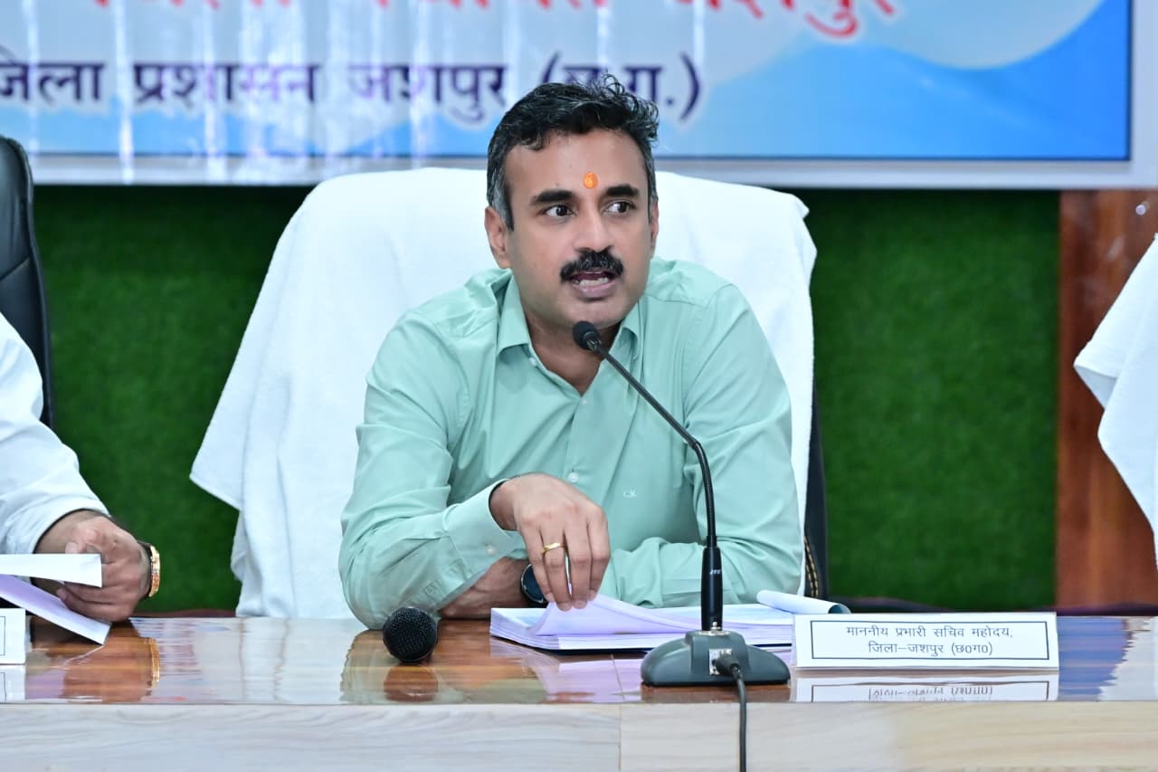 जशपुर में विकास योजनाओं की रफ्तार तेज करने पर जोर